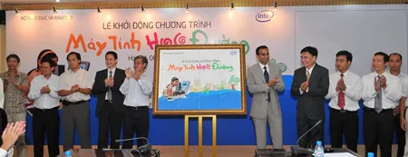 Bộ GD-ĐT và tập đoàn Intel triển khai chương trình “Máy tính học đường”